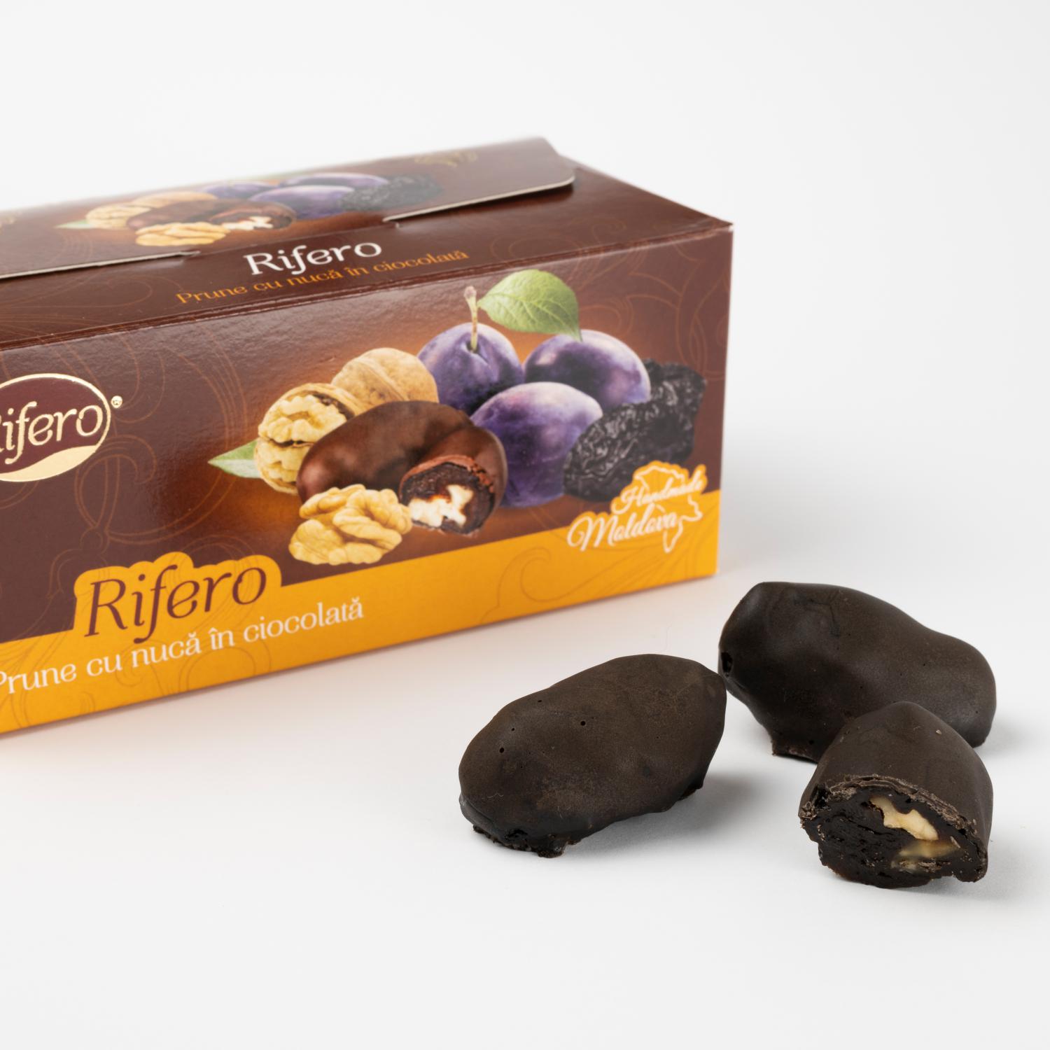 Bomboane cu prune si nuca in glazura de ciocolata 